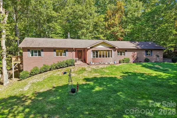 198 Woods End Drive, Hendersonville, NC 28739