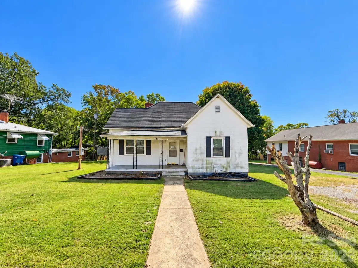 745 6th Avenue Sw, Hickory, NC 28602 - #1