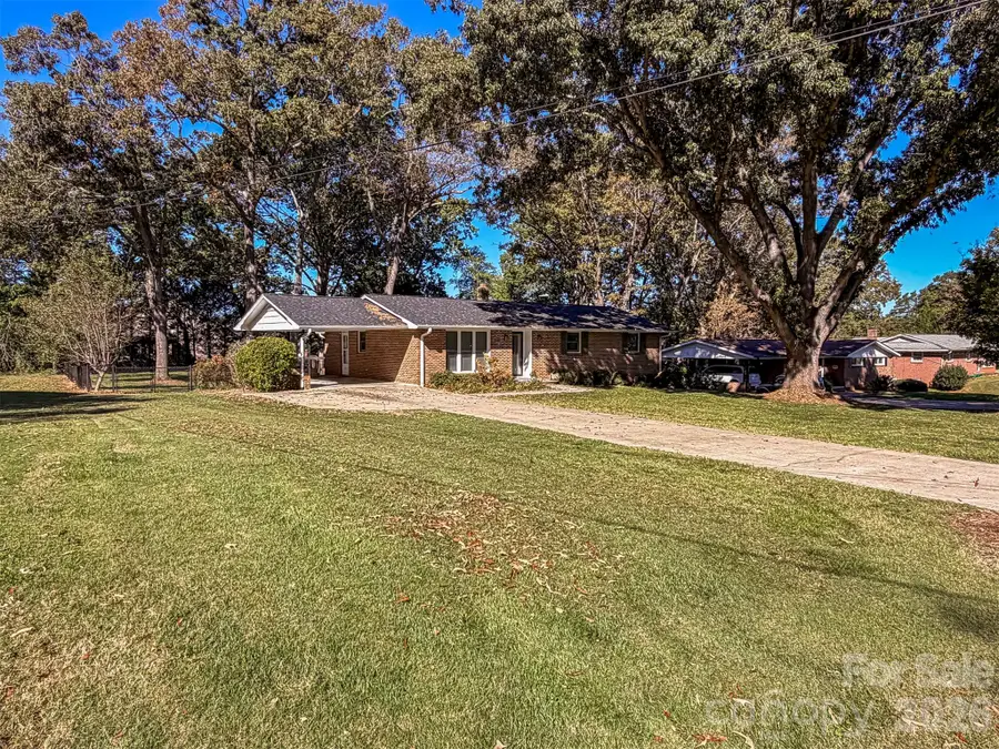 3211 7th Street Drive Ne, Hickory, NC 28601 - #3
