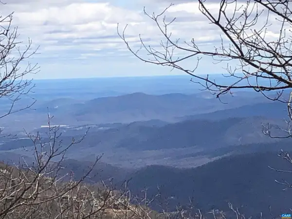 186 Hemlock Dr, Roseland, VA 22967