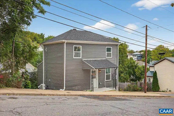 1003 Johnson St W, Staunton, VA 24401