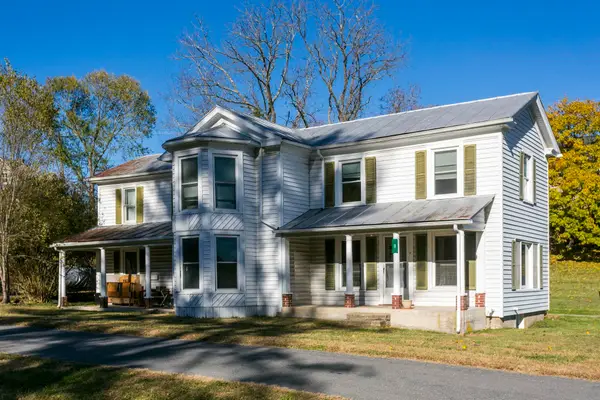 8 S Chestnut Ave, Craigsville, VA 24430