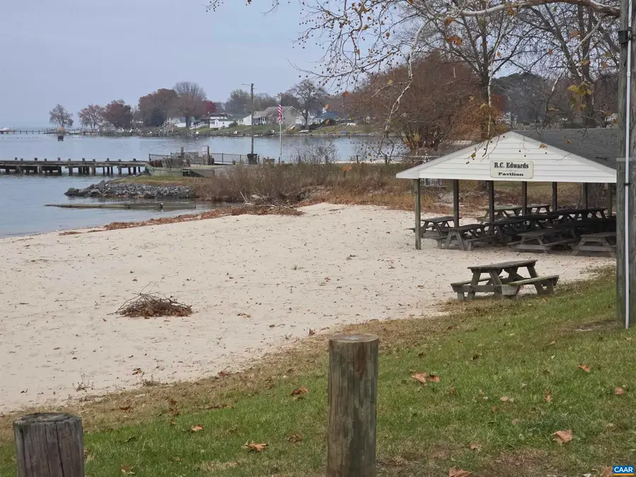 19 Evergreen Dr, Colonial Beach, VA 22443 - Image #3