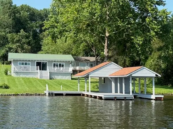 1382 Lakeshore Dr S, Louisa, VA 23093