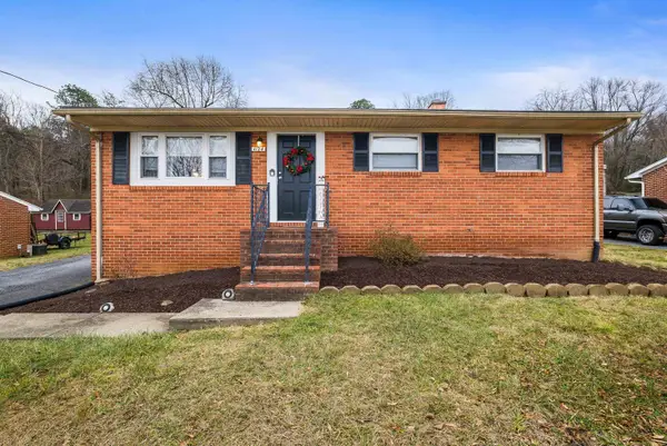 1124 Winchester Ave S, Waynesboro, VA 22980