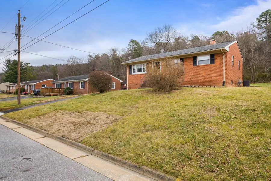 1124 Winchester Ave S, Waynesboro, VA 22980 - Image #3
