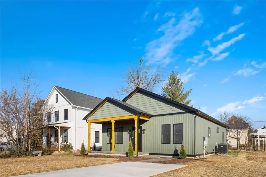 204 Lee Ave, Elkton, VA 22827 - #2