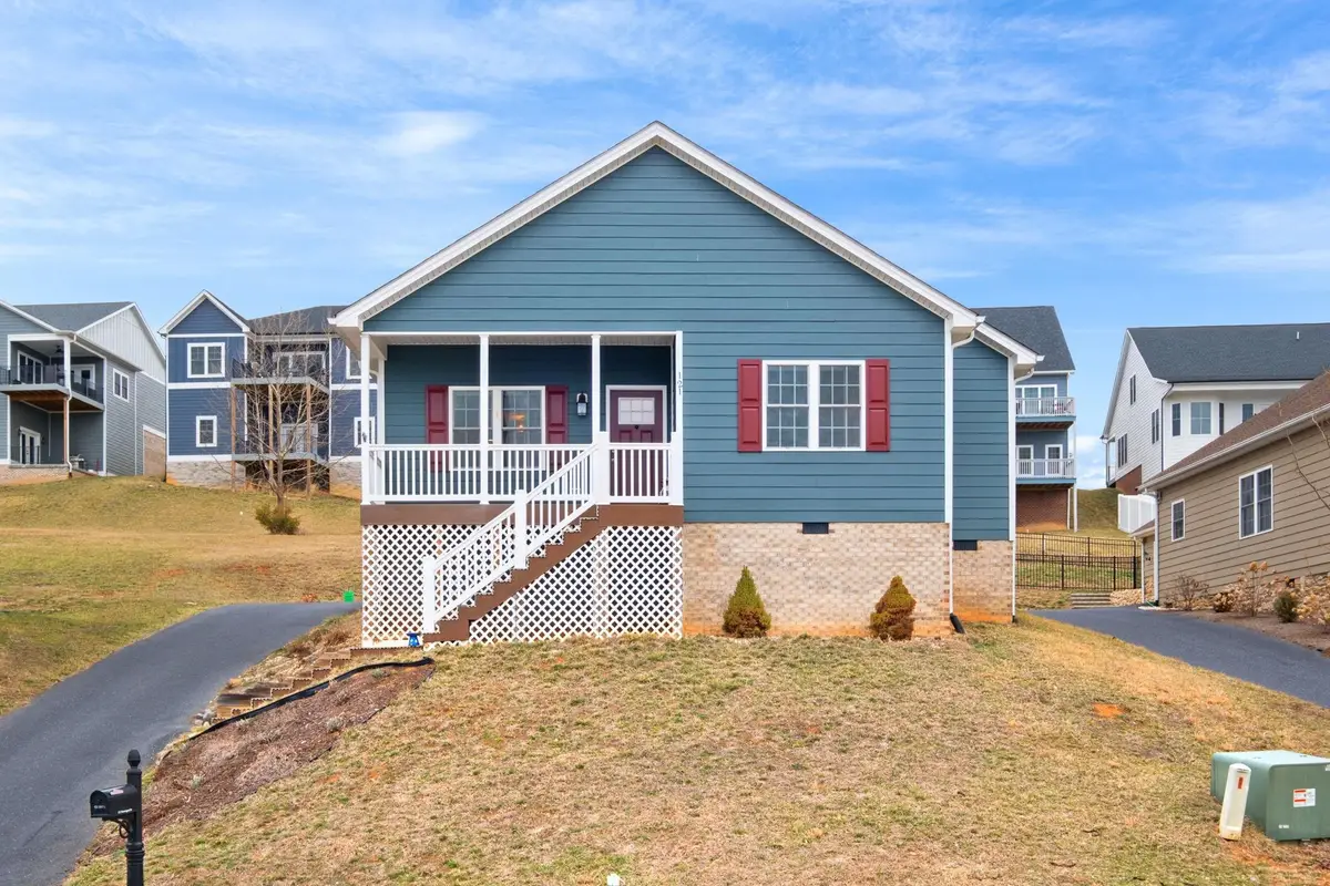 121 Beauregard Dr, Staunton, VA 24401 - #1