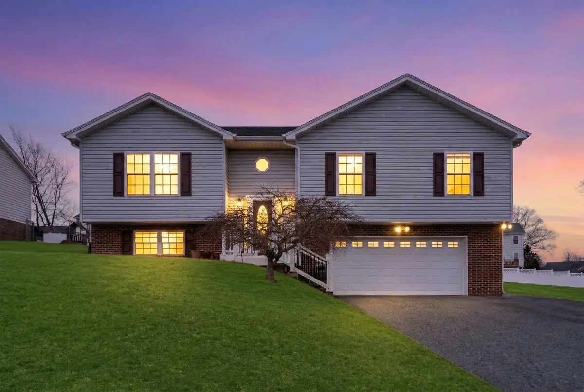 702 Stonewall Cir, Staunton, VA 24401 - #1