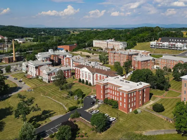 101 Village Dr W, Staunton, VA 24401