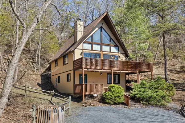 673 Killmon Rd, Basye, VA 22810