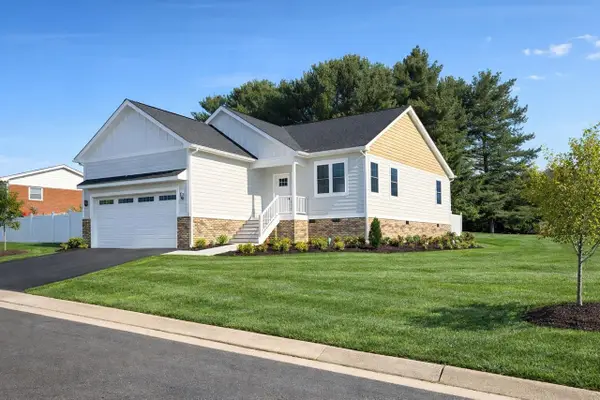 116 Fox Hill Dr, Staunton, VA 24401