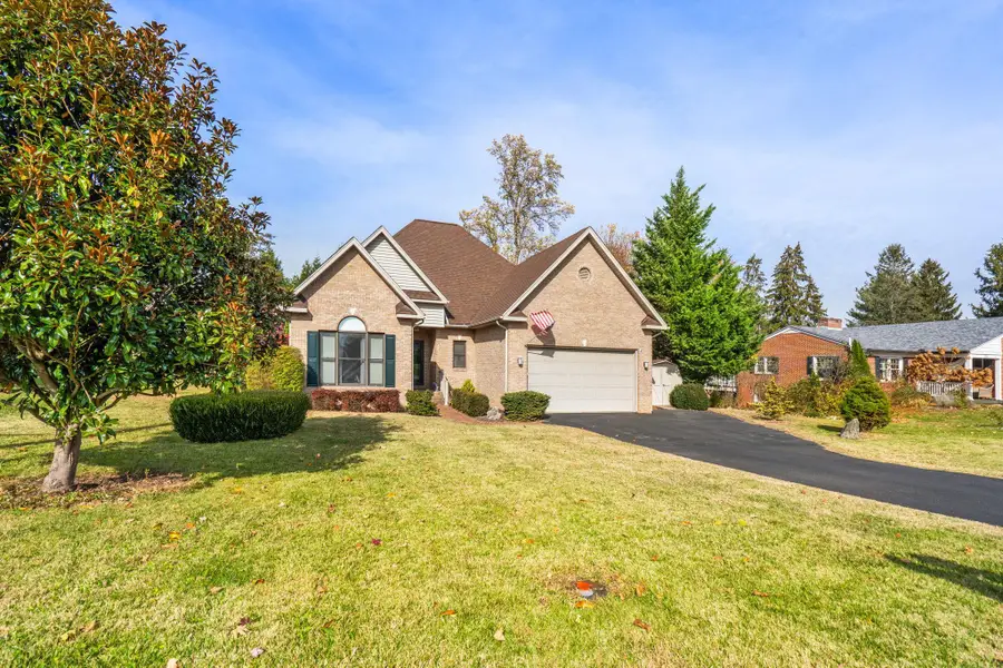 204 Rose Hill Cir, Staunton, VA 24401 - #3