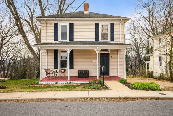 1306 Johnson St W, Staunton, VA 24401