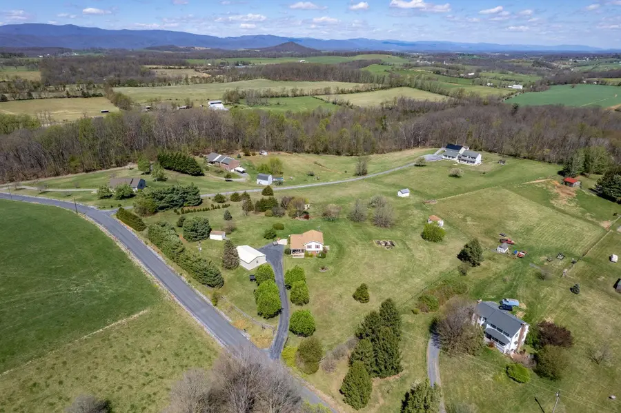 1075 Chestnut Ridge Rd, Staunton, VA 24401 - #2