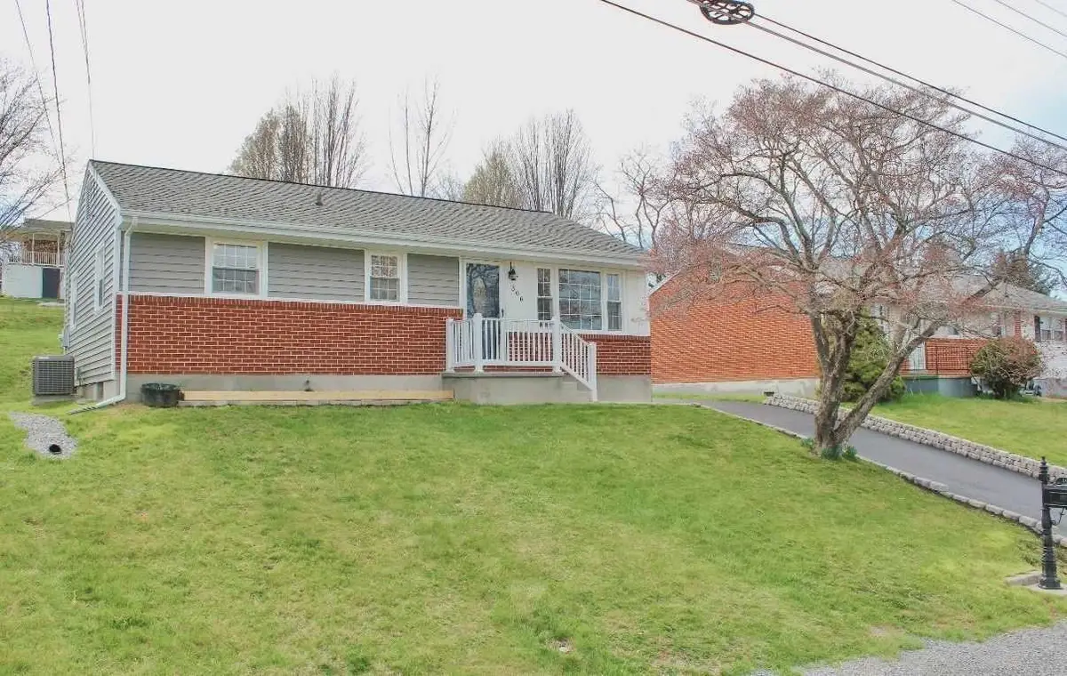 306 Hoover St, Staunton, VA 24401 - #1