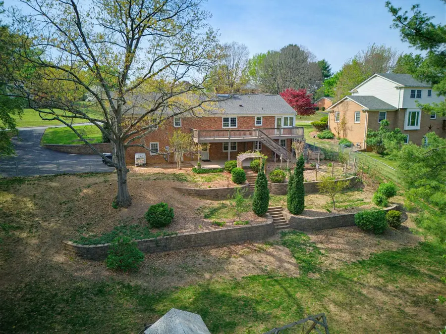 505 Victoria Dr, Staunton, VA 24401 - #2