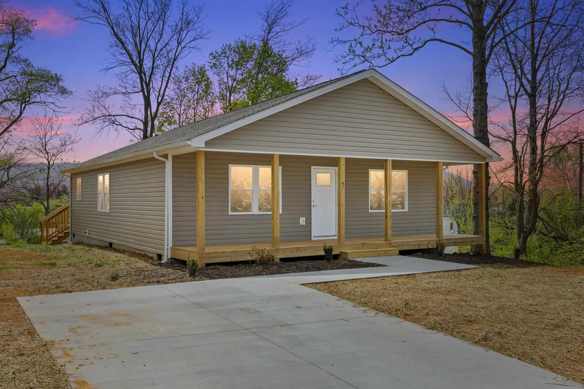 7 West High St, Stuarts Draft, VA 24477 - #1