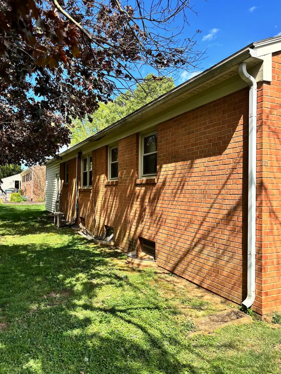 305 Pope St N, Bridgewater, VA 22812 - #2