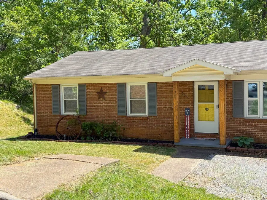 553 Hilltop Dr, Staunton, VA 24401 - #2