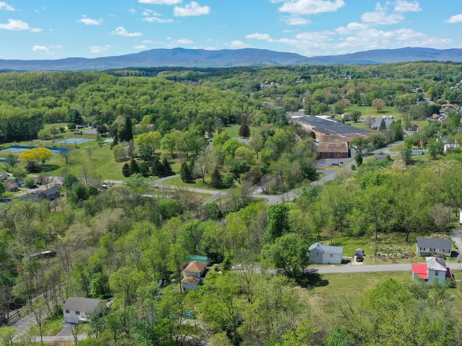 442 Jersey St, Staunton, VA 24401 - #2