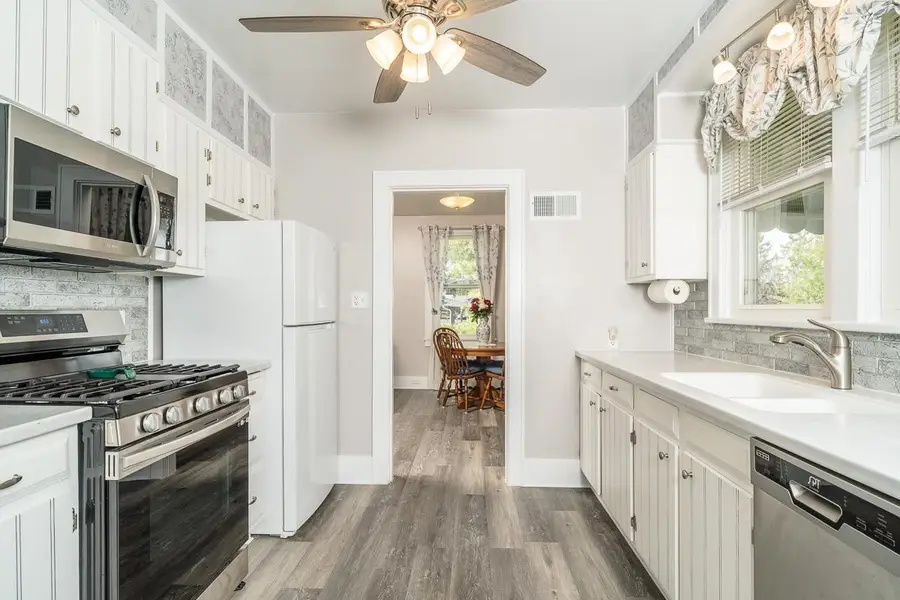 820 Donaghe St, Staunton, VA 24401 - #2
