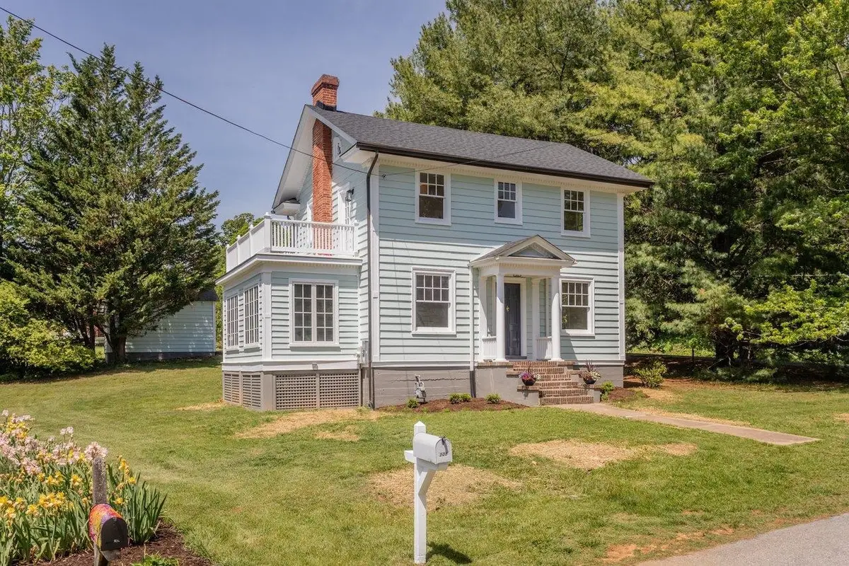 208 Lee St, Staunton, VA 24401 - #1