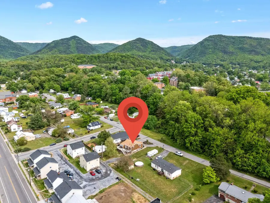 217 28th St W, Buena Vista, VA 24416 - #3
