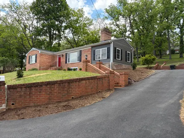 212 Skyland Dr, Staunton, VA 24401