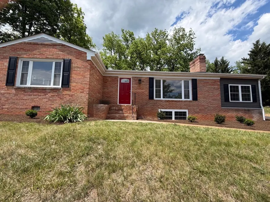 212 Skyland Dr, Staunton, VA 24401 - #2