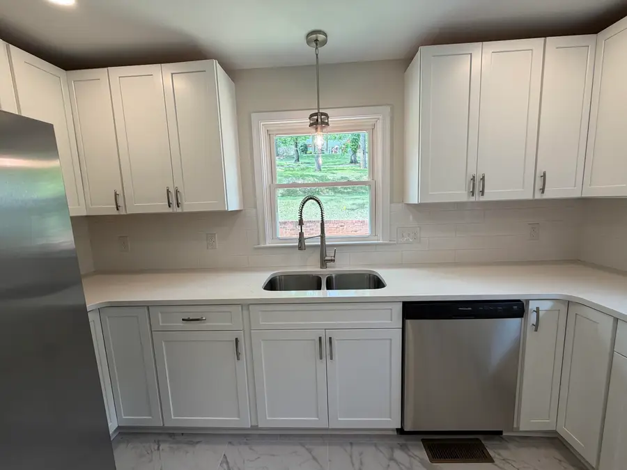 212 Skyland Dr, Staunton, VA 24401 - #3