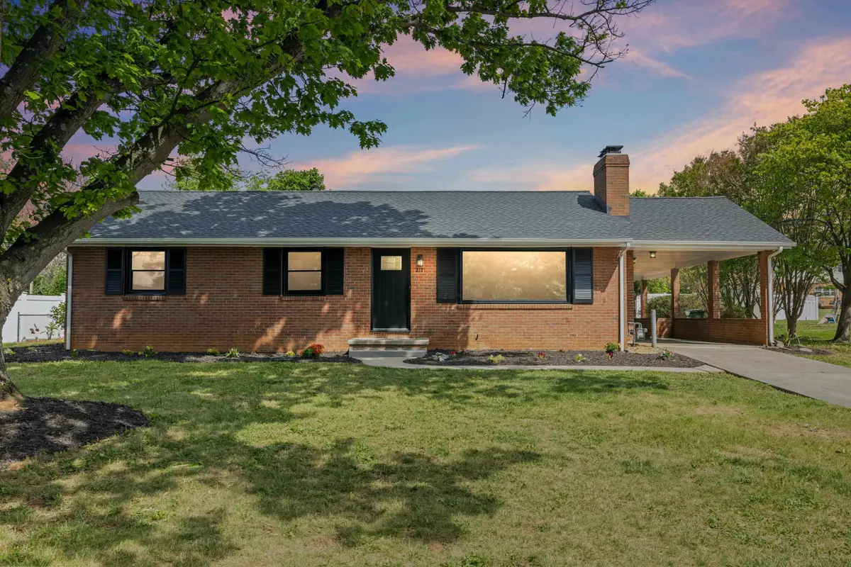 217 Stonewall Dr, Waynesboro, VA 22980 - #1
