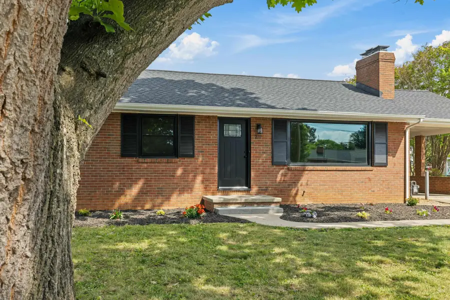 217 Stonewall Dr, Waynesboro, VA 22980 - #2