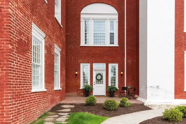 100 Village Dr, Staunton, VA 24401