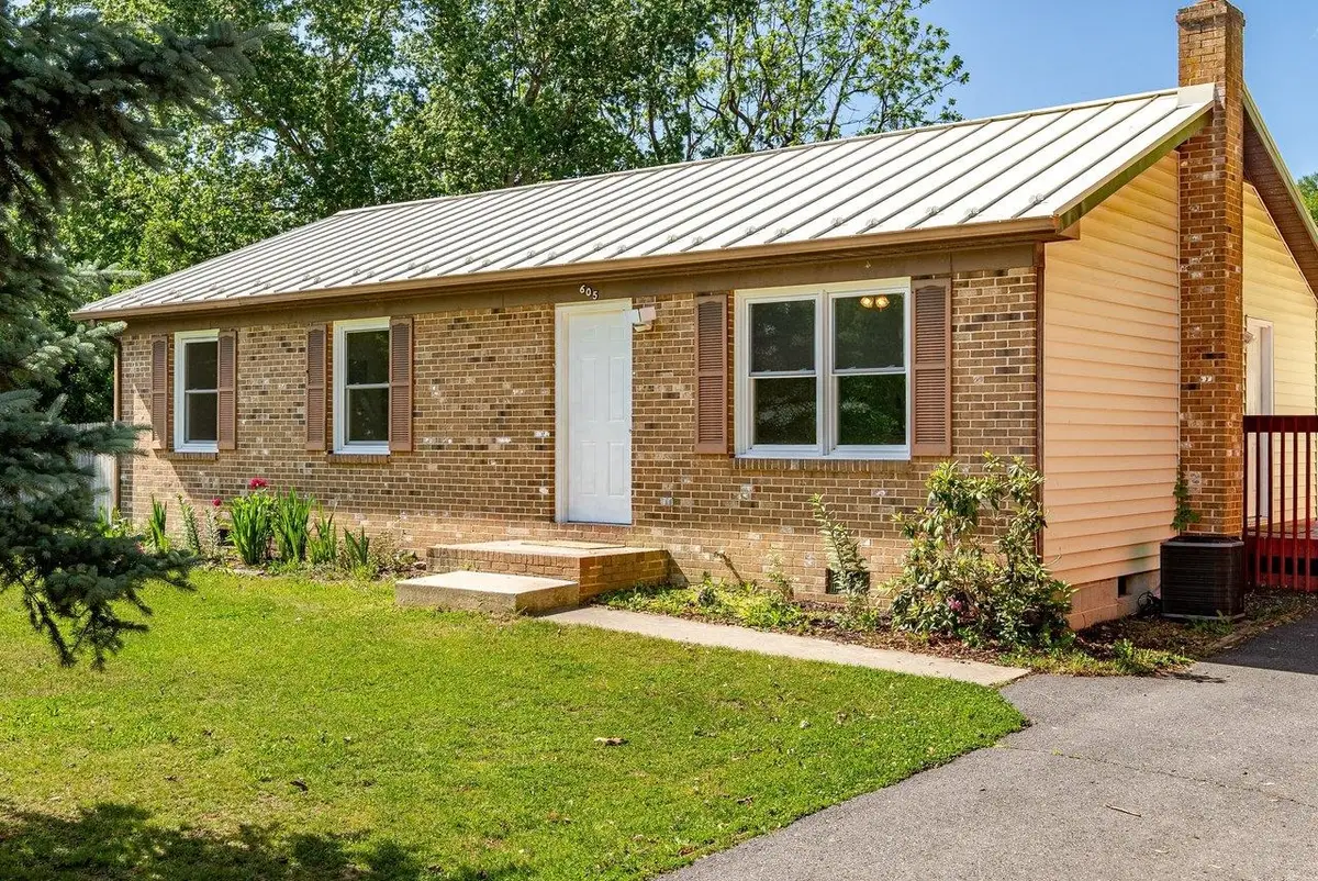 605 13th St, Grottoes, VA 24441 - #1