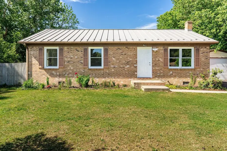 605 13th St, Grottoes, VA 24441 - #2