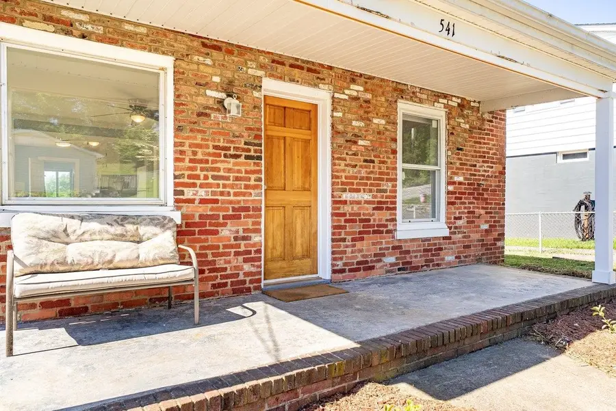 541 Hull St, Staunton, VA 24401 - #3