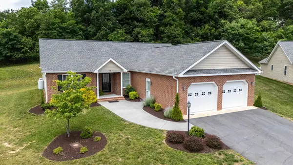 26 Oak View Dr, Staunton, VA 24401