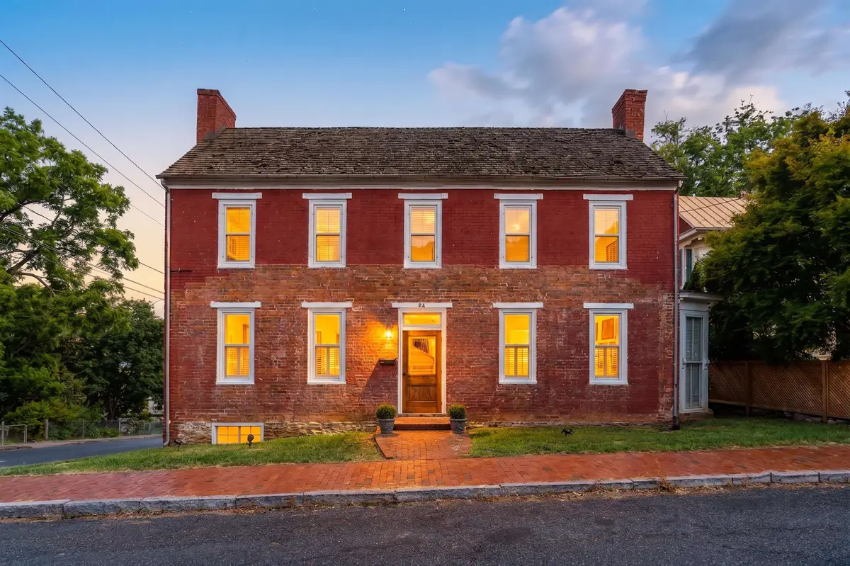 26 Fayette St, Staunton, VA 24401 - #1