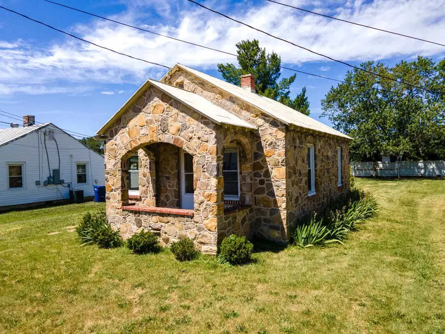 108 Third St, Grottoes, VA 24441 - #2