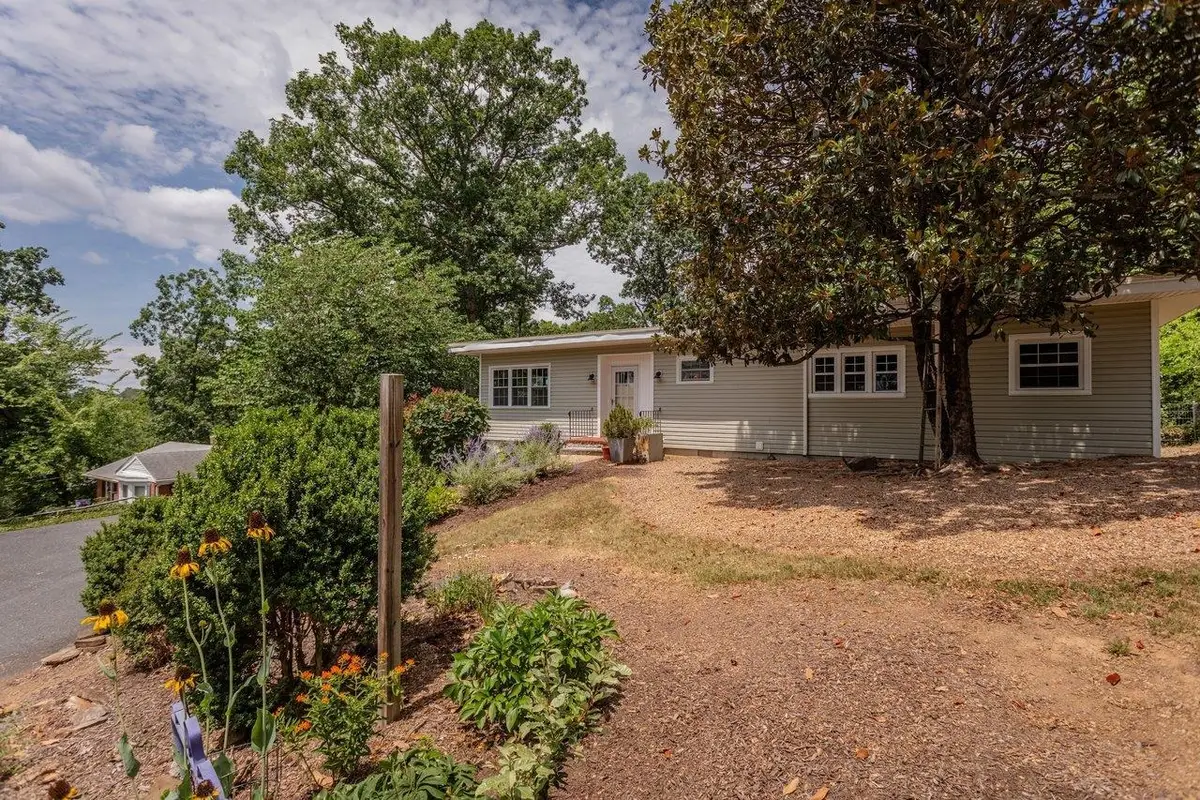 450 Mountain View Dr, Staunton, VA 24401 - #1
