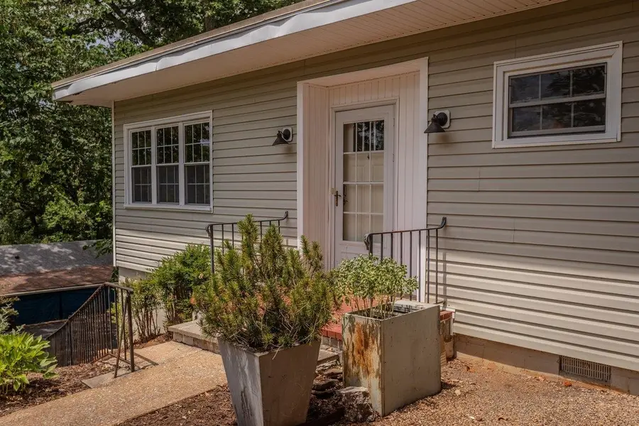 450 Mountain View Dr, Staunton, VA 24401 - #2