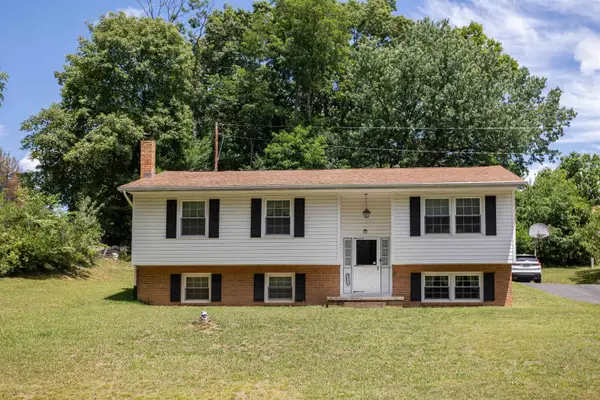 2513 Knollwood Dr, Staunton, VA 24401
