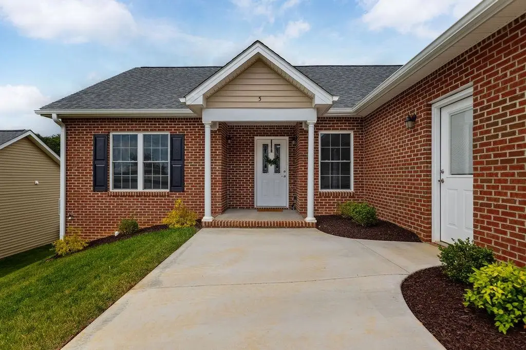 5 River Oak Dr, Staunton, VA 24401 - #1