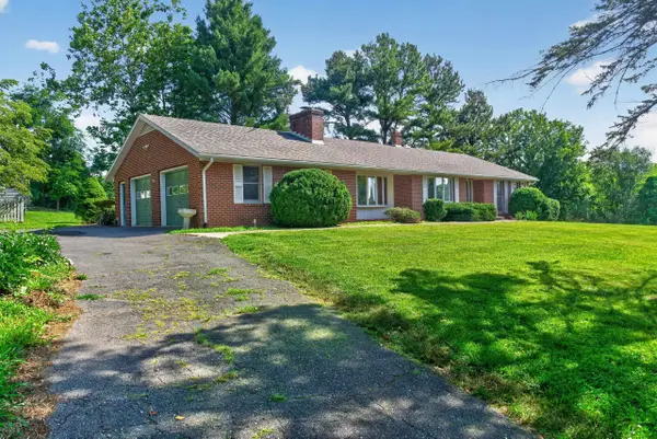 361 Howardsville Rd, Staunton, VA 24401