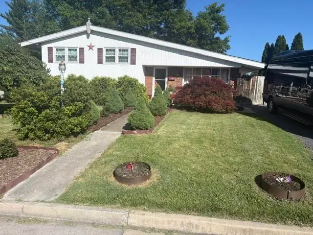 420 Laurel Ave S, Waynesboro, VA 22980 - #1