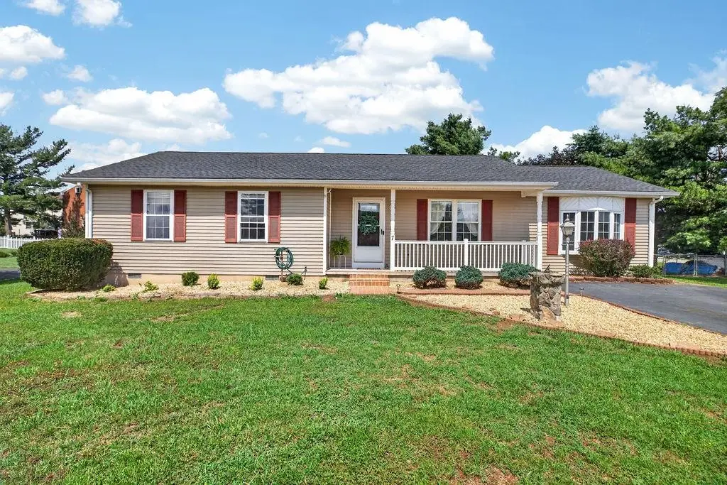 7 Featherstone Dr, Lyndhurst, VA 22952 - #1