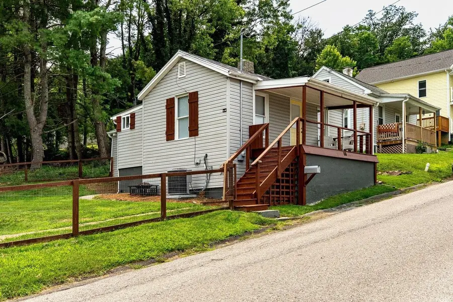 110 Gay St W, Staunton, VA 24401 - #2