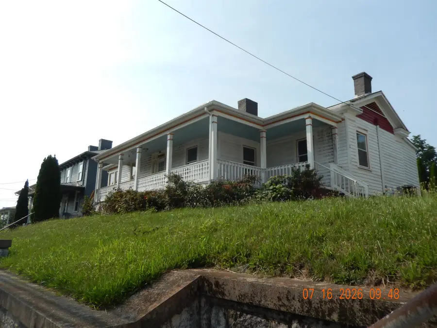1642 Beverley St W, Staunton, VA 24401 - #2