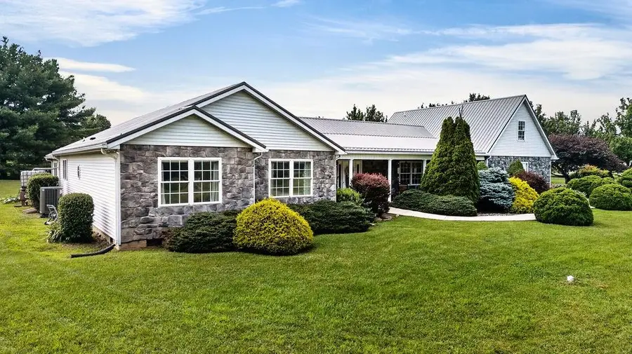 40 Bradford St, Swoope, VA 24479 - #2